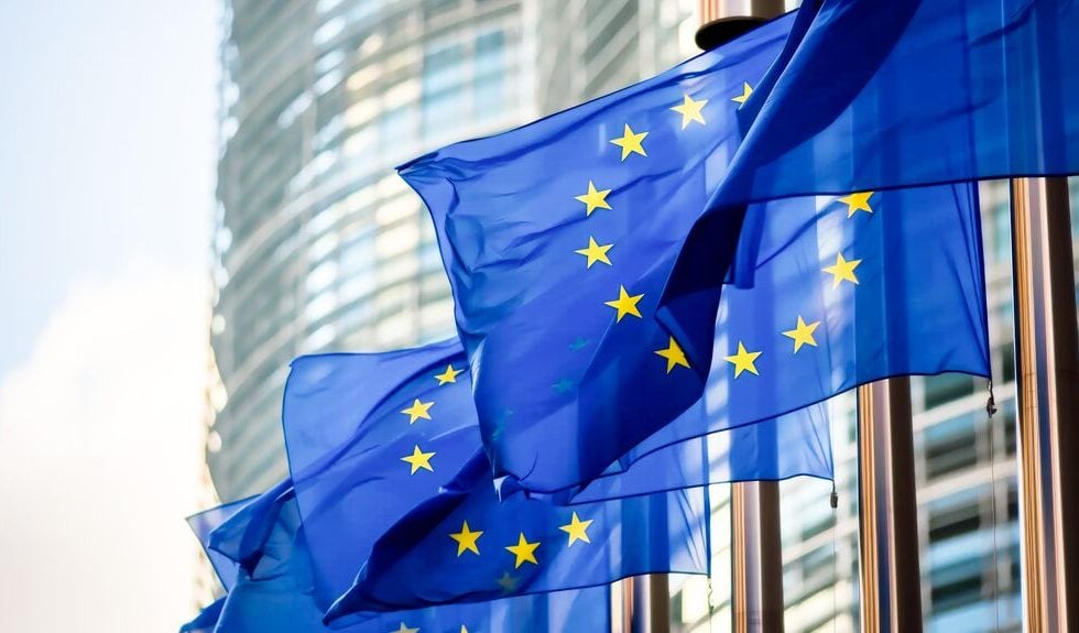 Brussels Calling: Το τελευταίο «χαρτί» για τον Όρμπαν, η αμυντική συμφωνία με Ισλανδία και οι τηγανιτές πατάτες